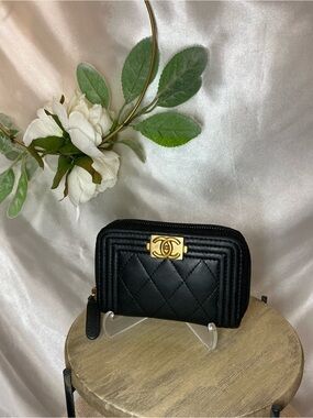 Preloved Good CHANEL Black Quilted Leather Zip Card Holder with Gold CC Plaque